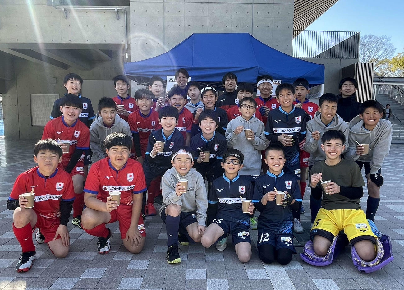 お汁粉を堪能するU－12オールスター戦に出場した男子選手