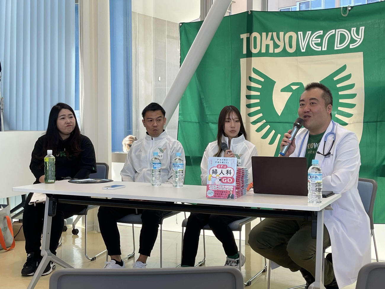 トークショーに臨む右から吉岡院長、高橋詩帆選手、浅里圭吾監督、喜友名シニアマネージャー