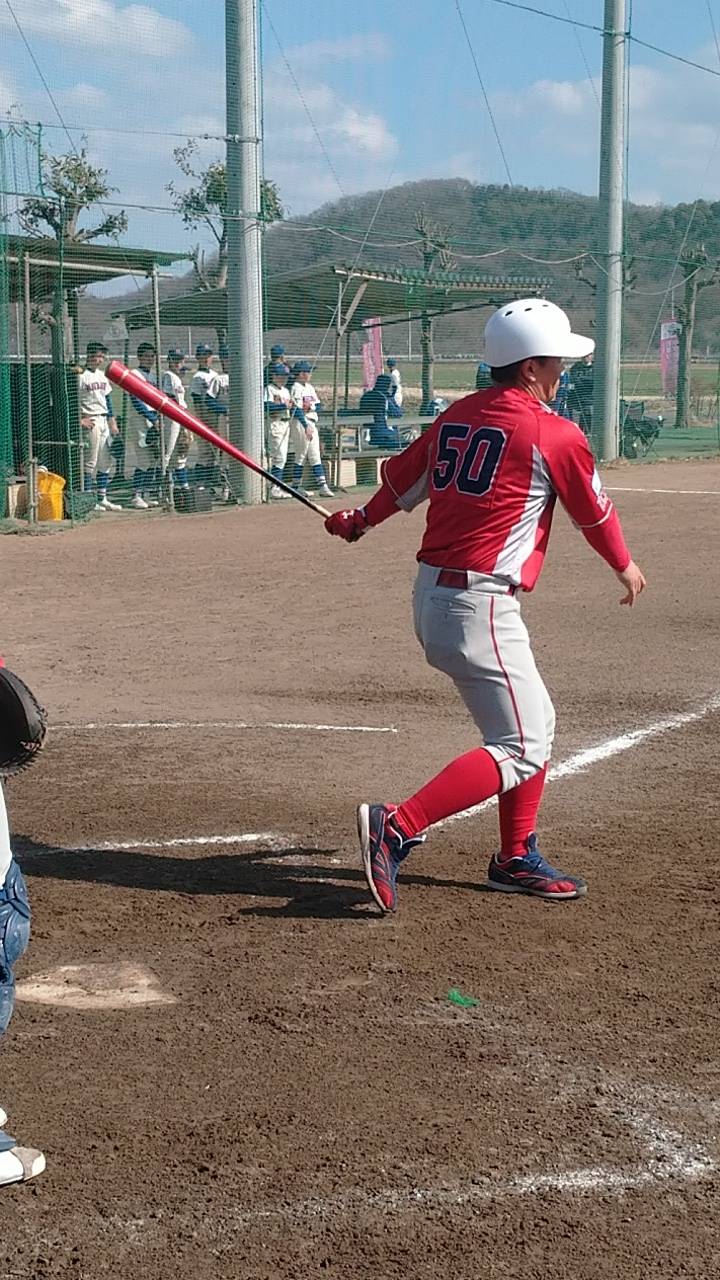 足利　ヘルメットを着用するノッカー。悪送球による事故を防ぐ