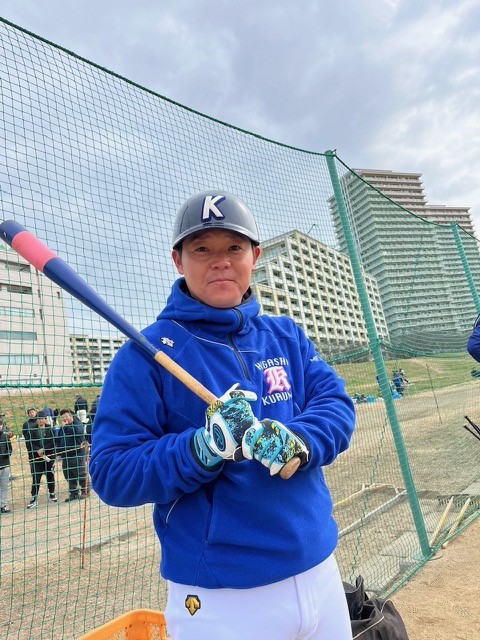 東久留米　松田コーチはノックの際、耳当てのないヘルメットを着用