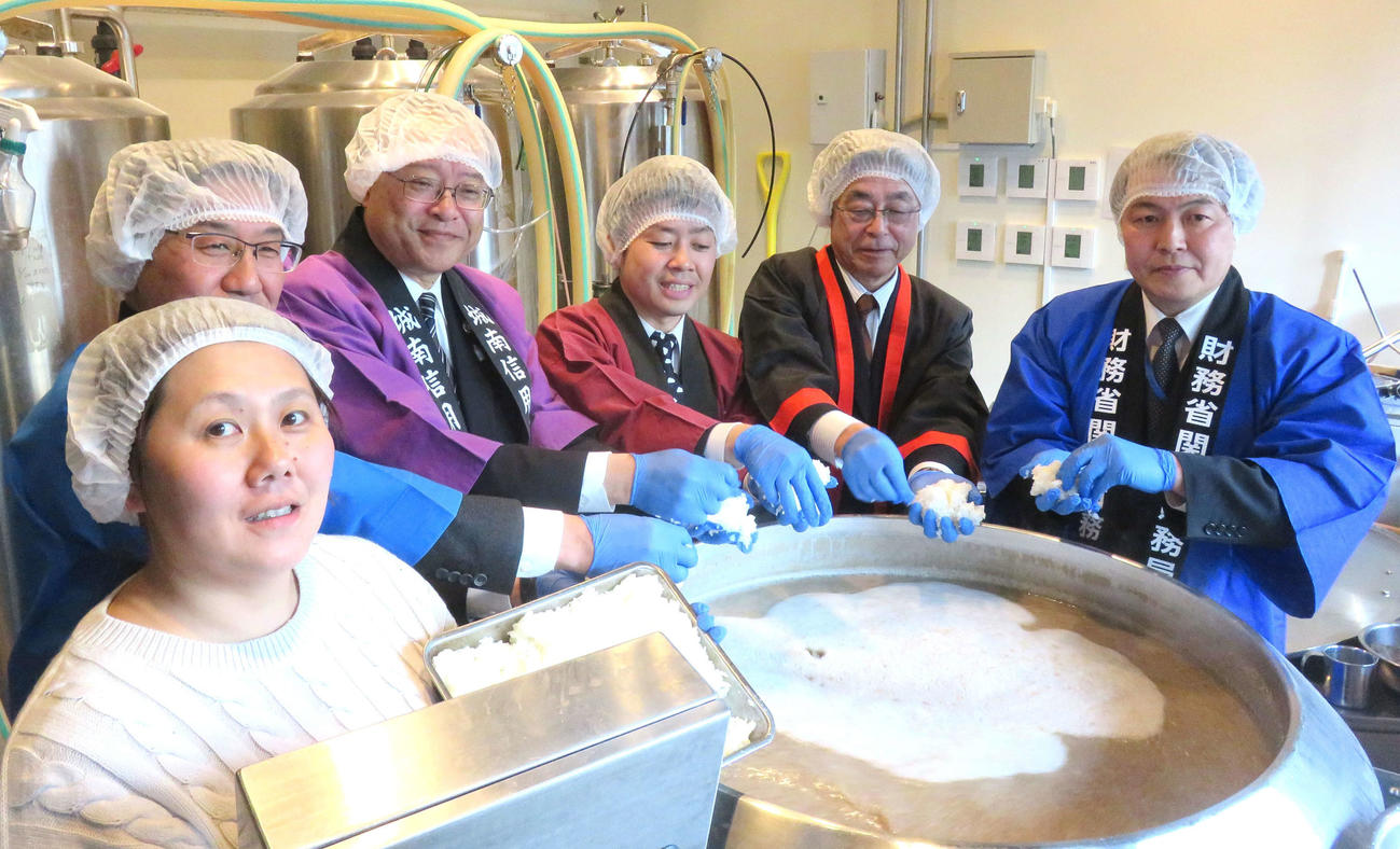 よい仕事おこしフェア実行委員会と三条市などのメンバーが連携記念エール仕込み式を行った