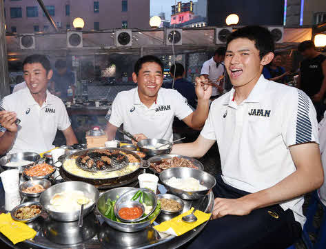 2019年、韓国で行われたU－18W杯での日本代表の食事会から。左から奥川、宮城、佐々木
