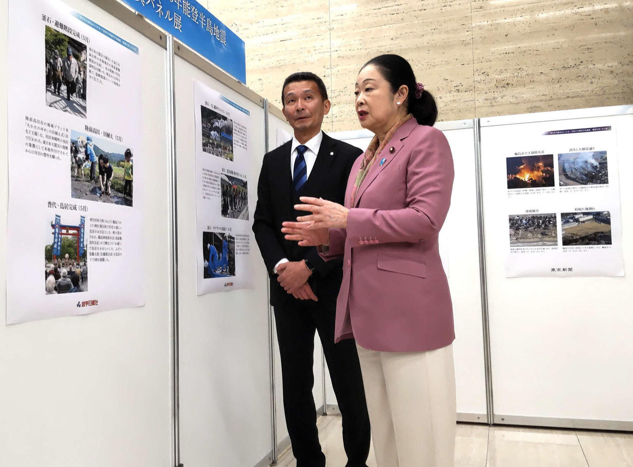 展示を視察した土屋復興相（右）と、城南信金の下谷康博副理事長