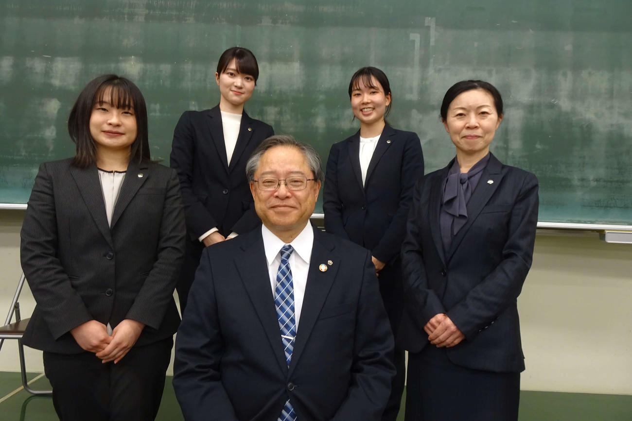 城南信金川本恭治理事長（中央）と左から中野優佳さん、柳澤唯衣さん、村山茉優さん、岩渕愛子常務理事