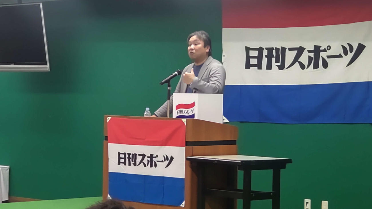 トークショーの参加者を楽しませる里崎智也氏