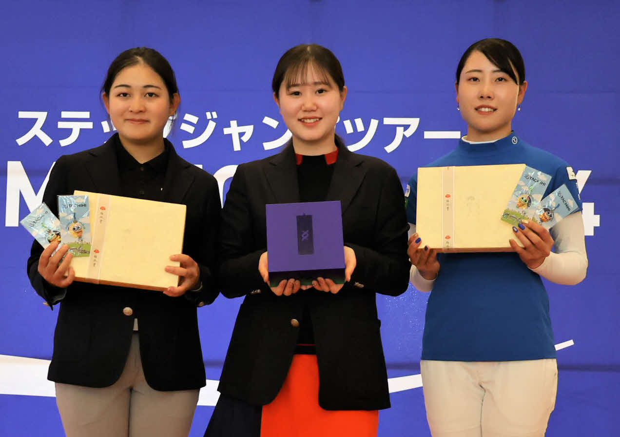 表彰式に臨む左から神谷桃歌、倉林、横山珠々奈