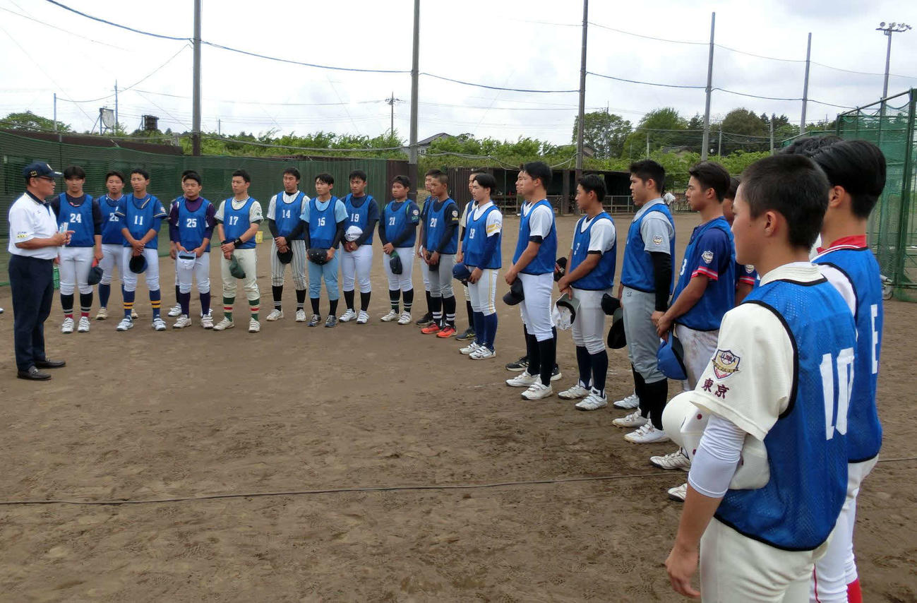 全米トライアウト前に林会長（左）のあいさつを聞く選手たち