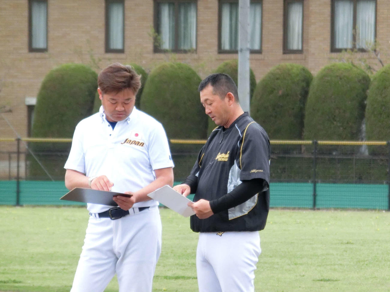 秋山監督（右）と石崎コーチ