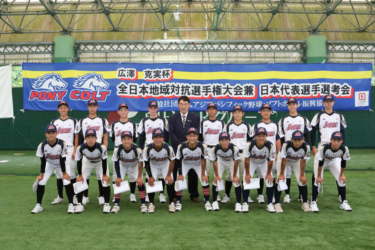 U－16コルト日本代表候補と広澤理事長（後列中央）