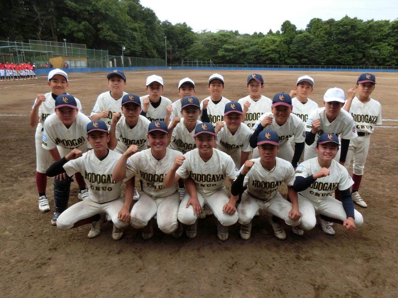 保土ケ谷中央の選手たち。帽子はそろっていなくてももみんな笑顔