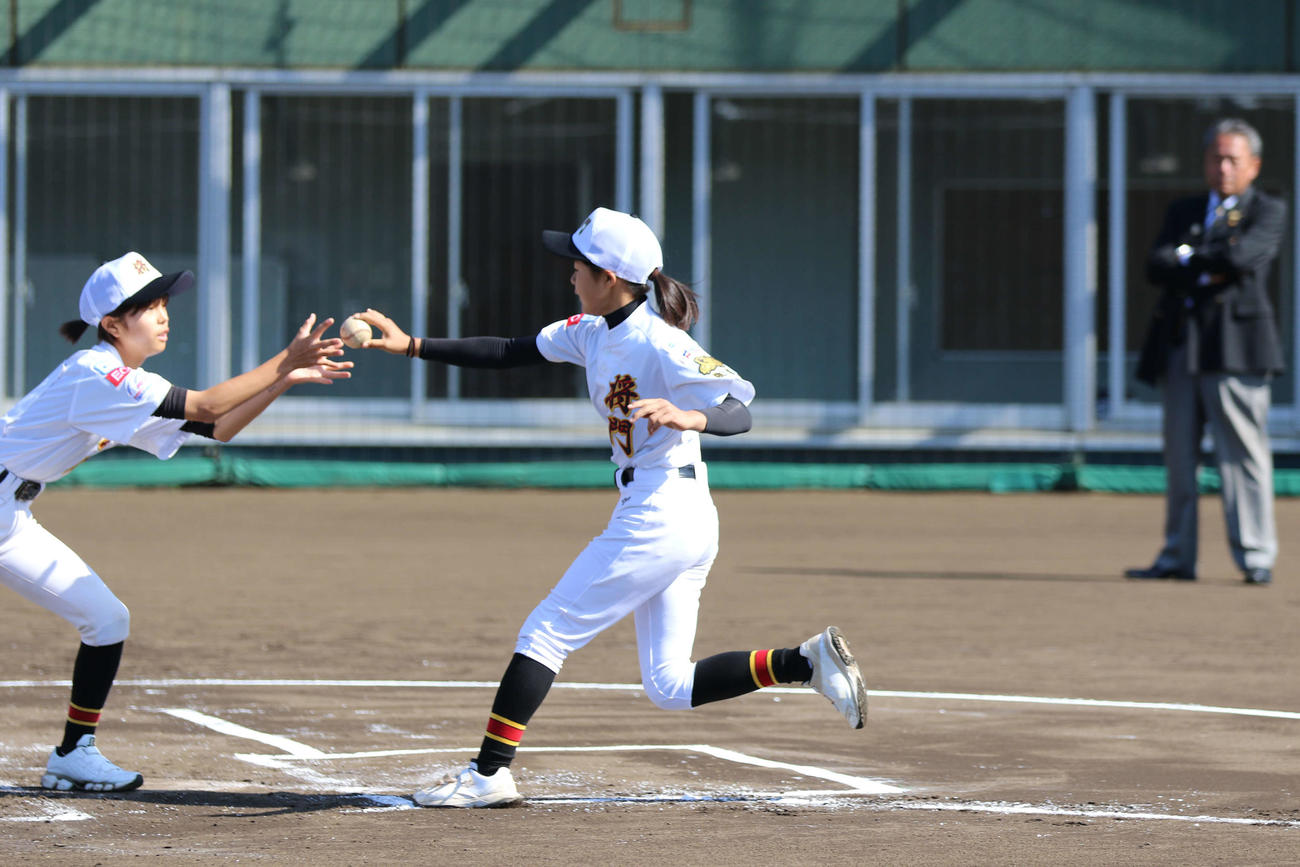 ベースランニング競走には女子選手も参加した（写真協力＝大橋直志氏）