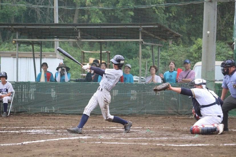 3点目の適時打を放つ戸田・富井慶