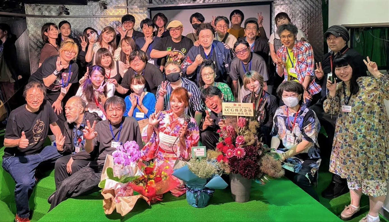お披露目パーティーに集まった漫画家のみなさん。前列中央は浜田ブリトニー