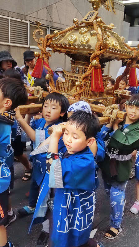 約1時間、子どもみこしは築地を練り歩いた