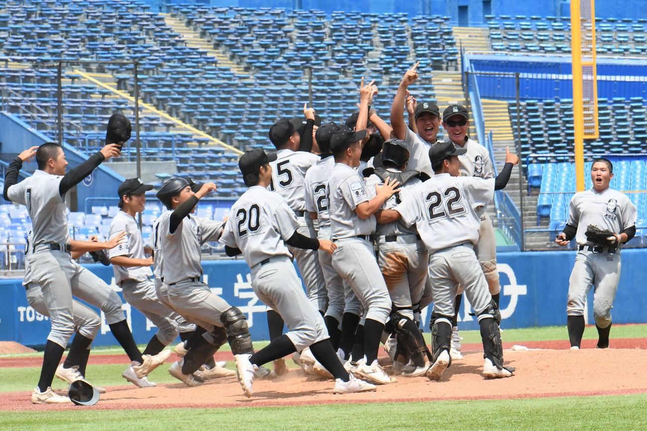 優勝の瞬間、世田谷西はマウンドに歓喜の輪を作った