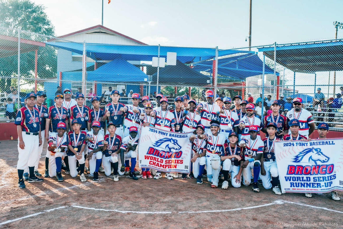 準優勝のブロンコ日本代表は優勝したドミニカ代表と1枚の写真におさまった　ⓒ岸本純