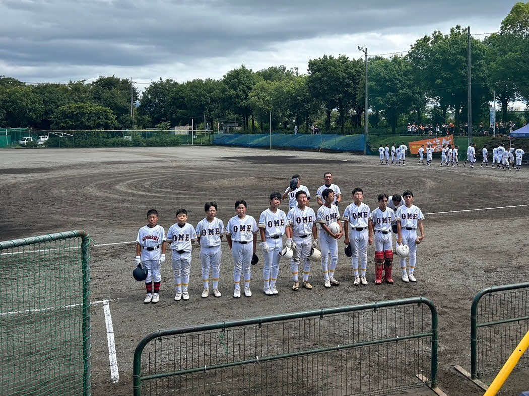 整列して応援席にあいさつする青梅・上野原東連合。9人と1人、誰一人かけても試合ができないかけがえのない仲間だ