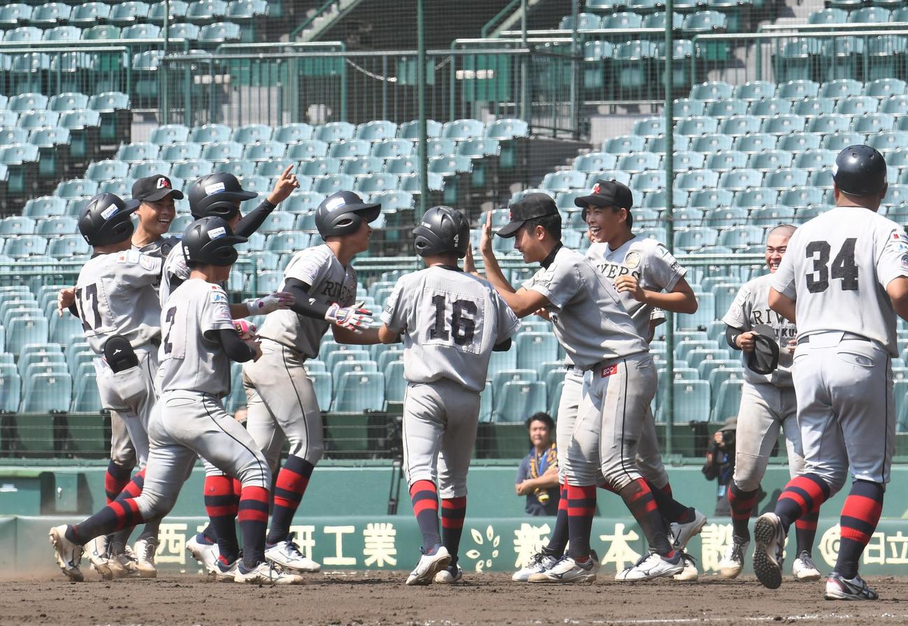 サヨナラ勝ちの筑後ナインは歓喜の輪を作った
