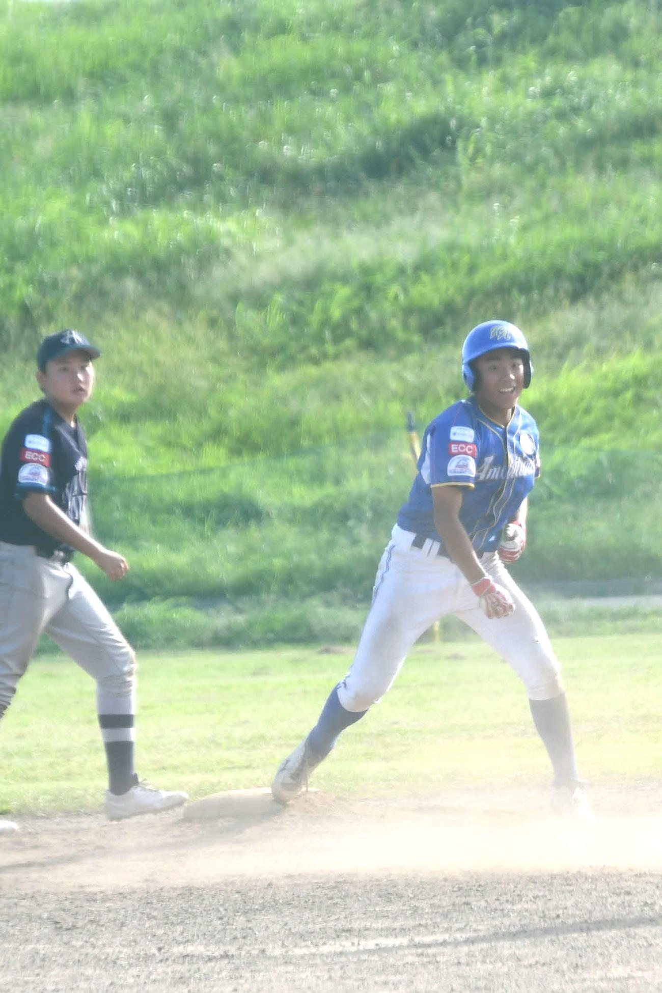 勝ち越し二塁打の羽田アンビシャス・笹川は塁上でニッコリ