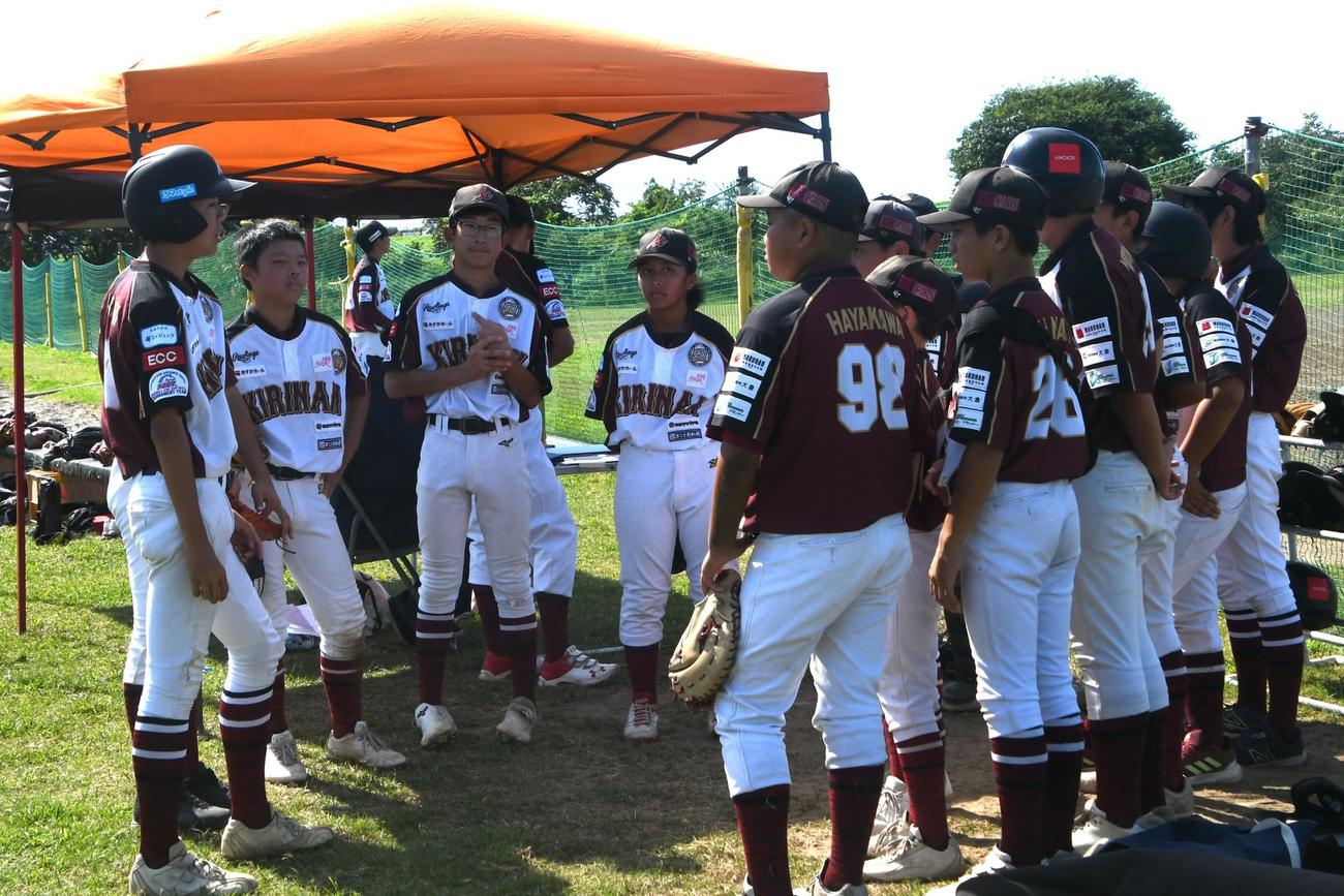 桐南榛名の小林主将（左端）は円陣を組んだナインに話しかけた
