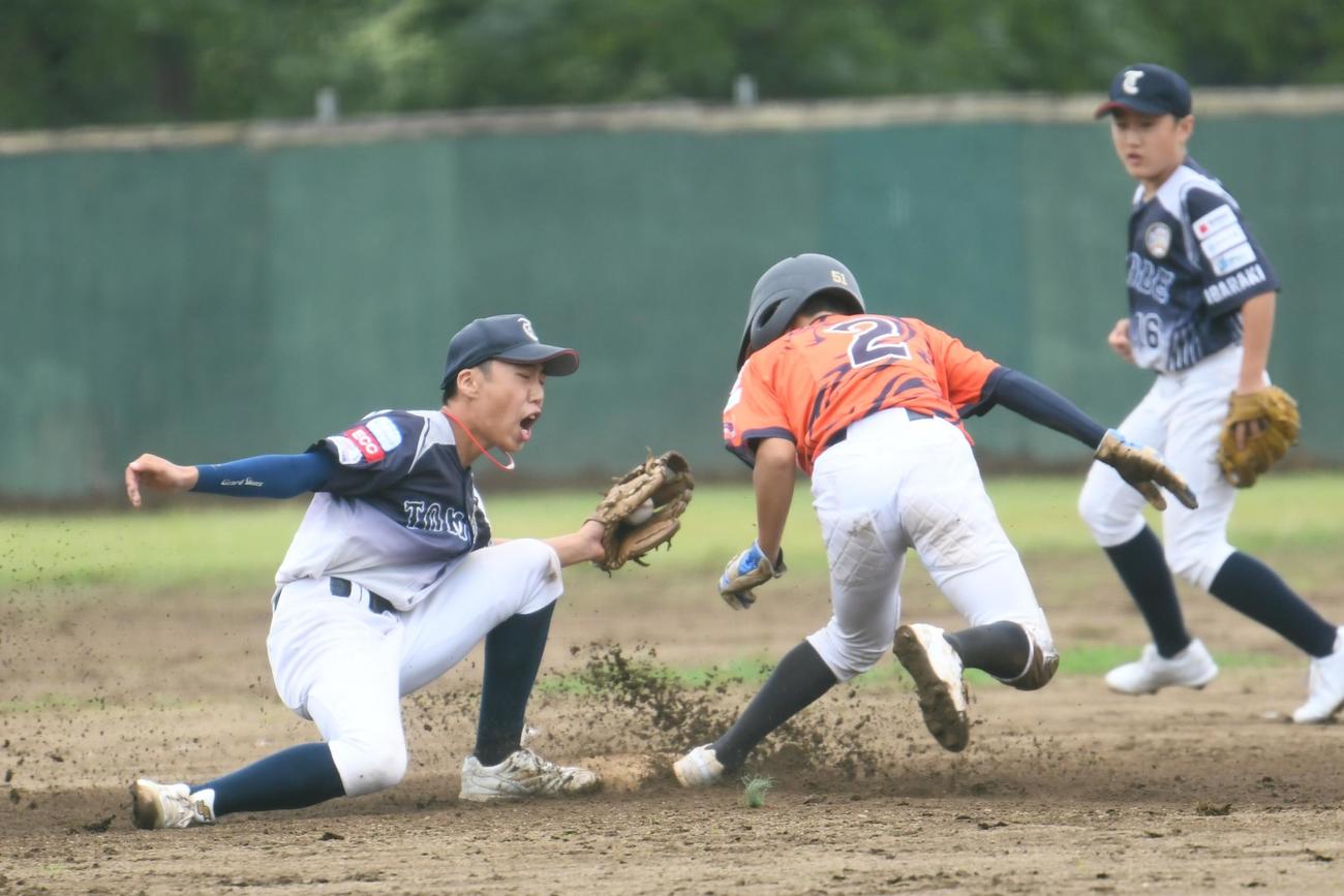 友部は市原・岡戸（右）に二盗を許すなど機動力に苦しめられた。遊撃手は荒井（左）