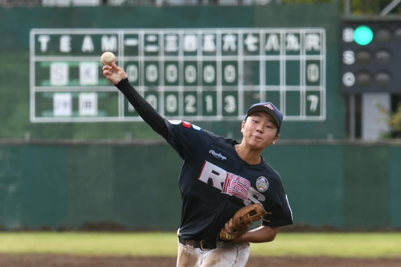 1回戦で力投する神田Rebaseの村田