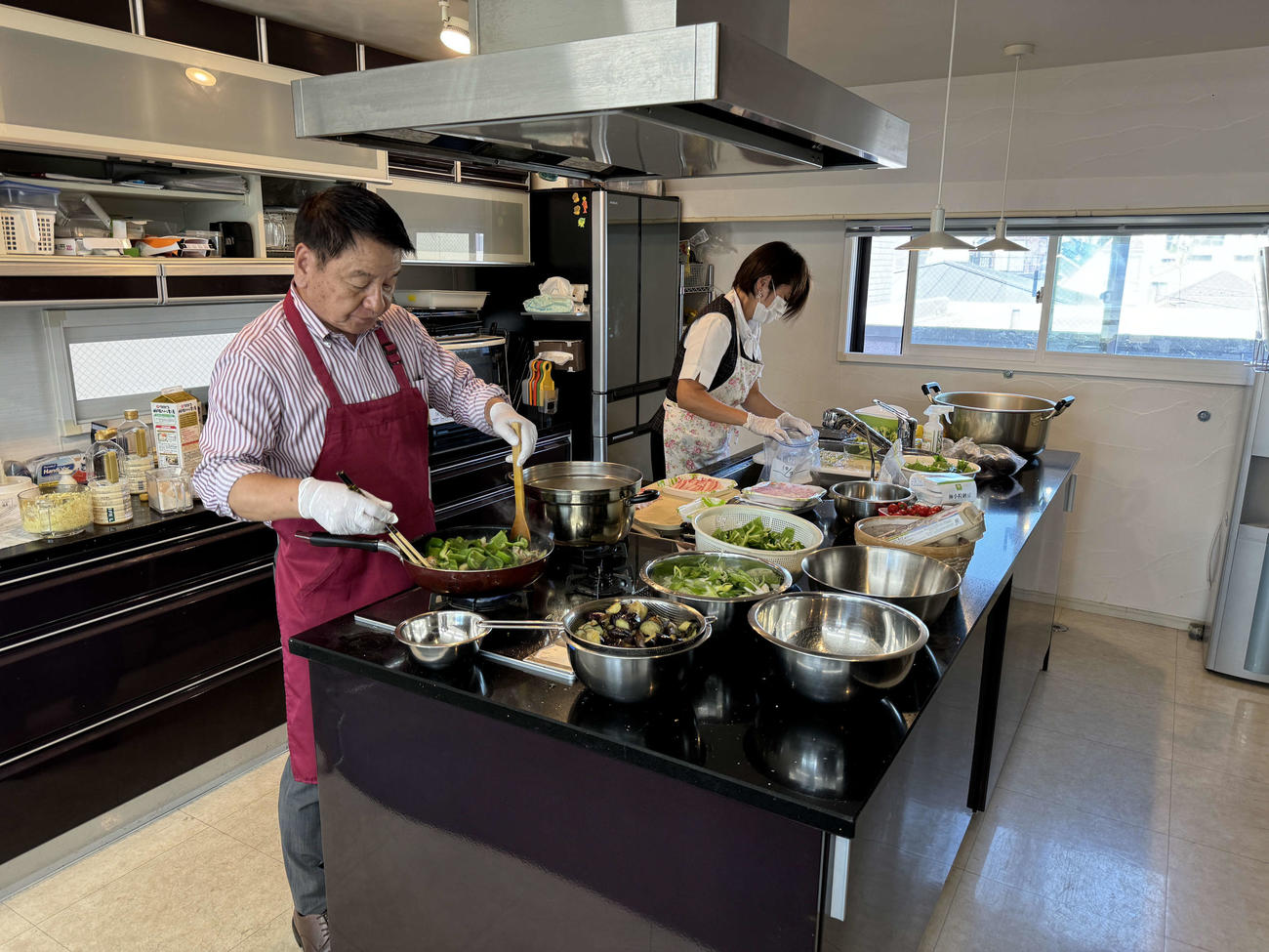 調理する北川社長（左）と阿部麻友美さん