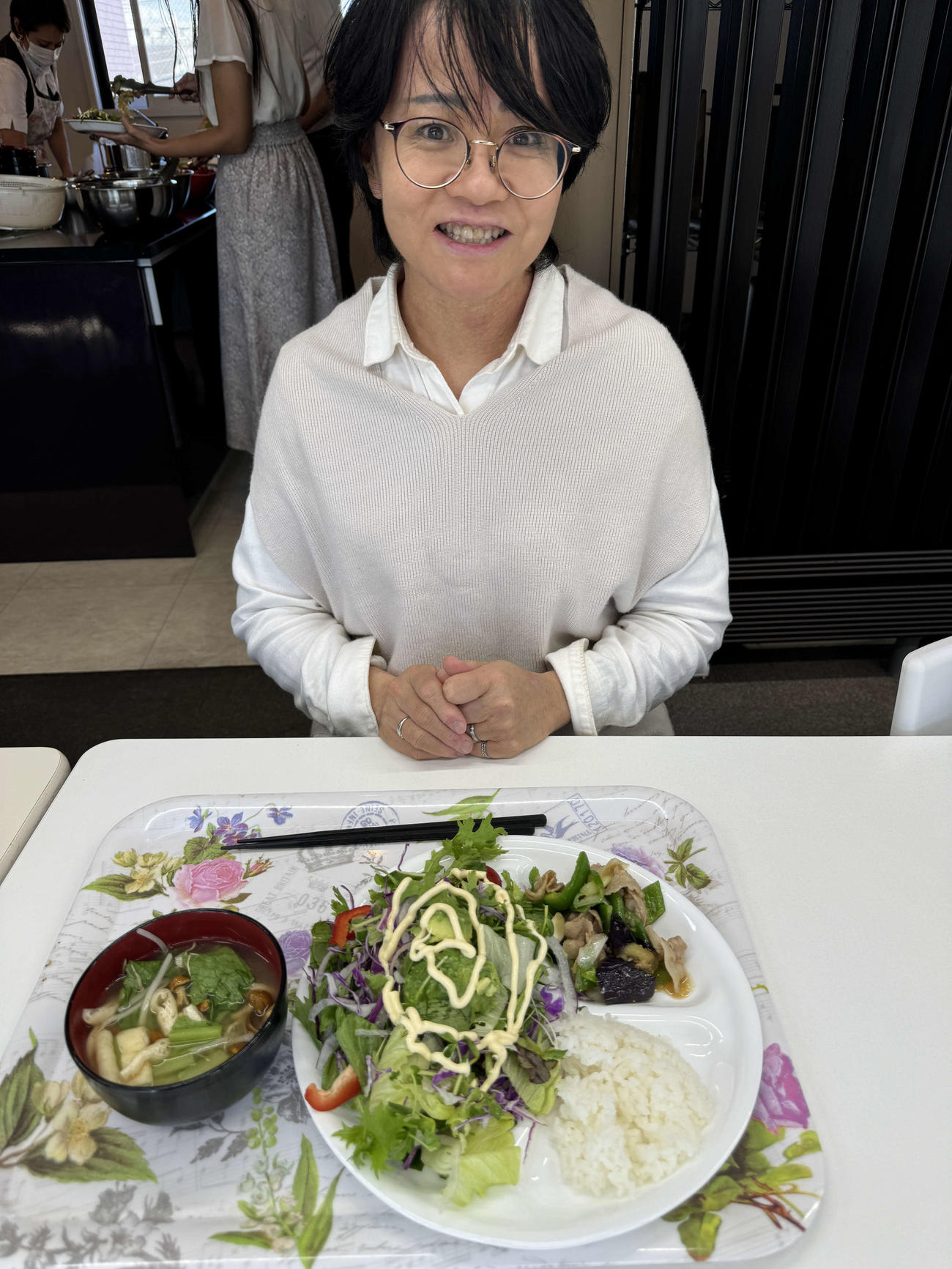 サラダたっぷり！　「栄養は会社でとります」