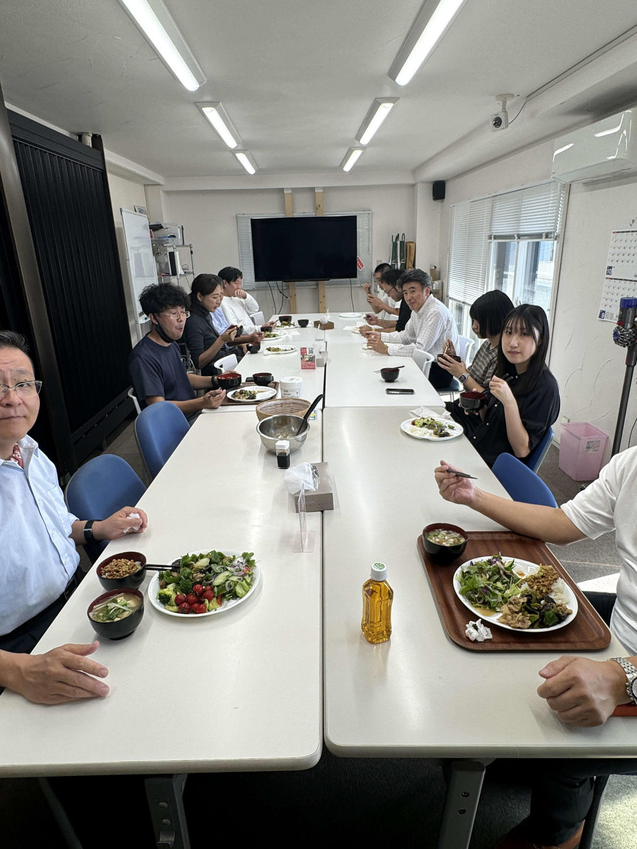 自由に盛り付けてランチを楽しむキタセツの社員の皆さん