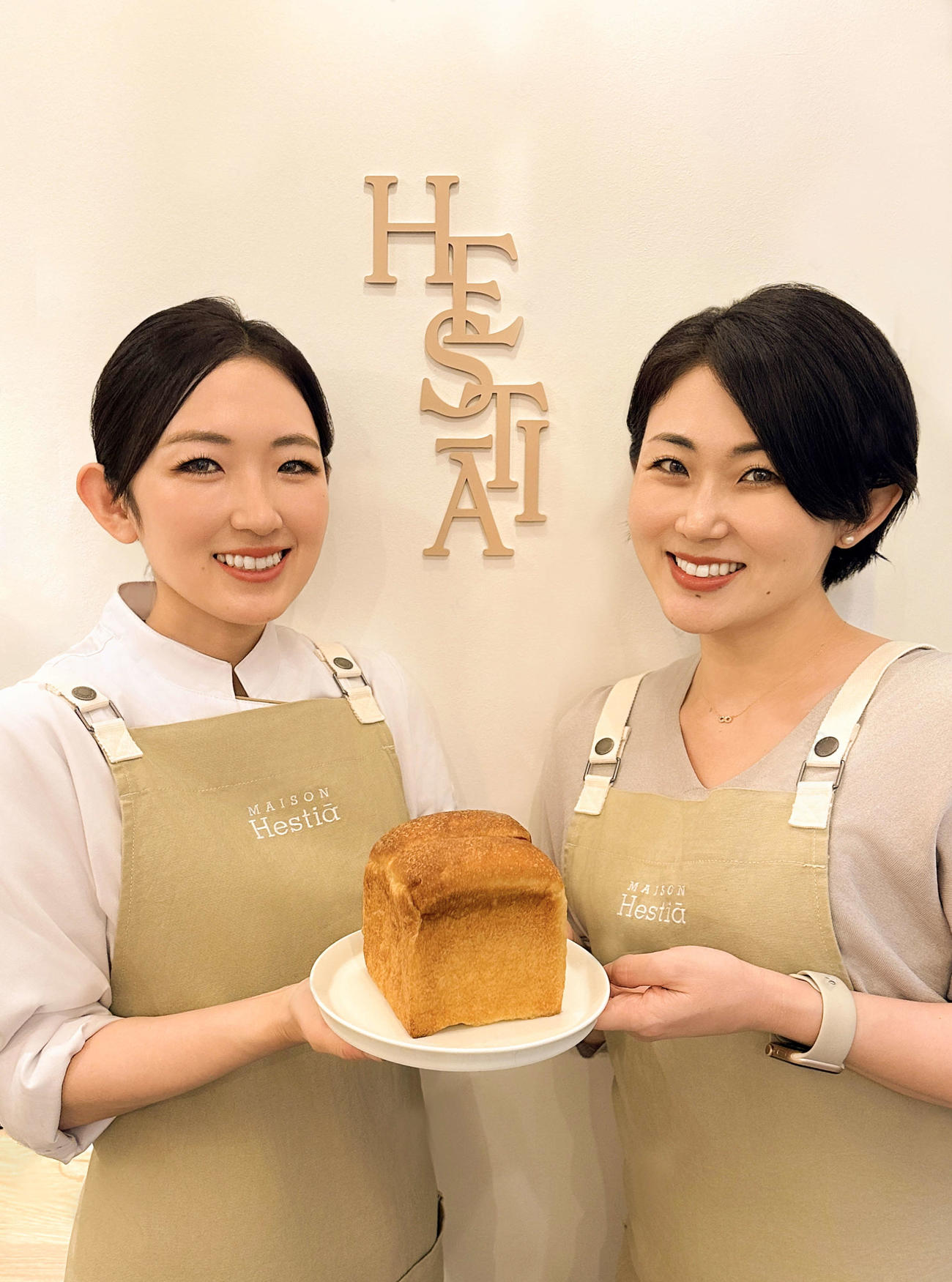 エスティアブレッドを持つ左から西川さん、末秋さん