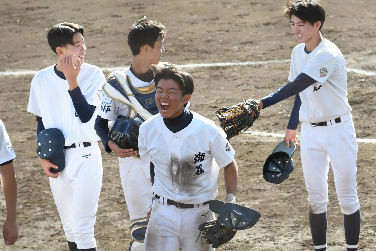 準決勝で取手を破り喜ぶ瀬谷・平野（中央）