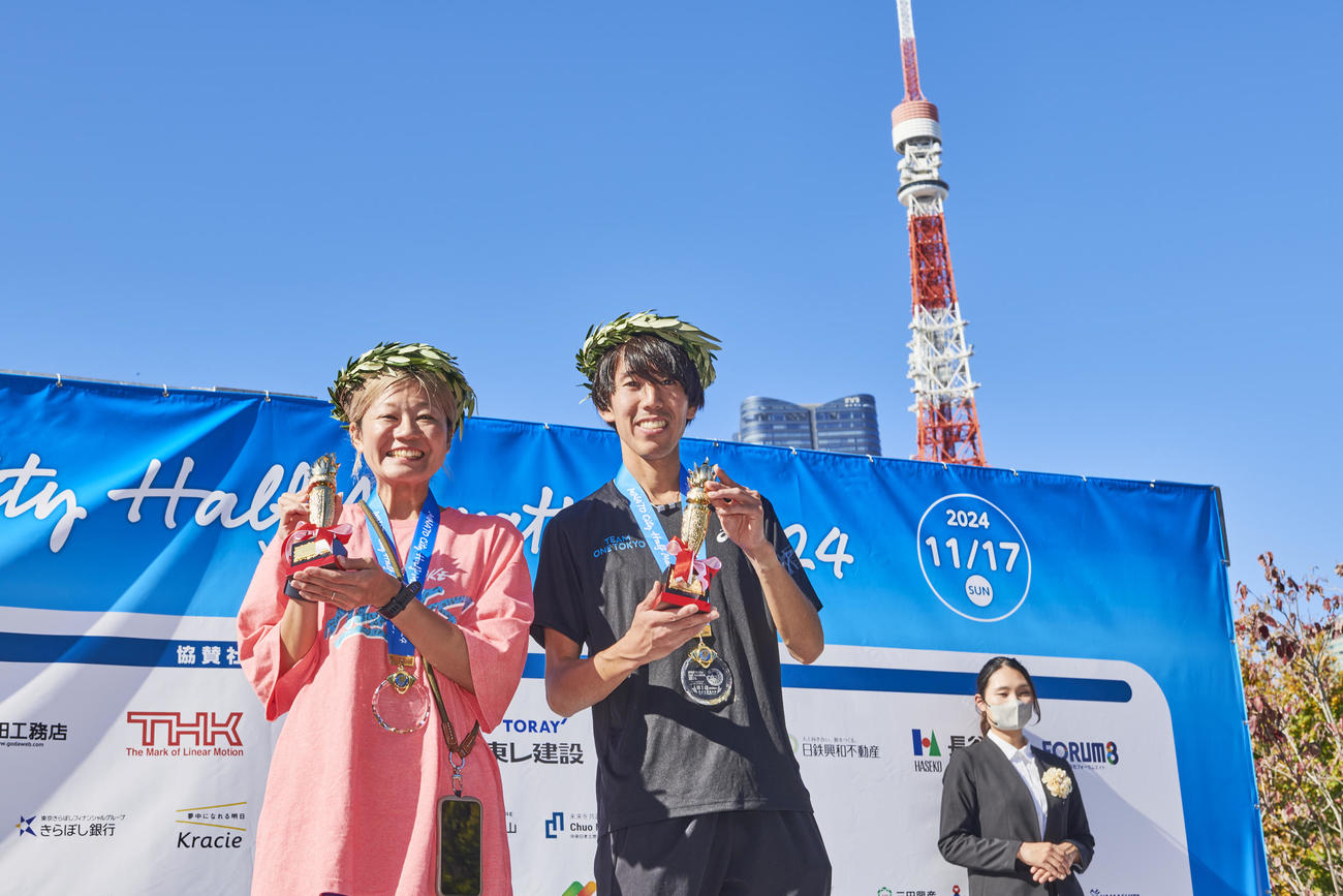 左から女子優勝の山崎綾奈、男子優勝の黒田雄紀