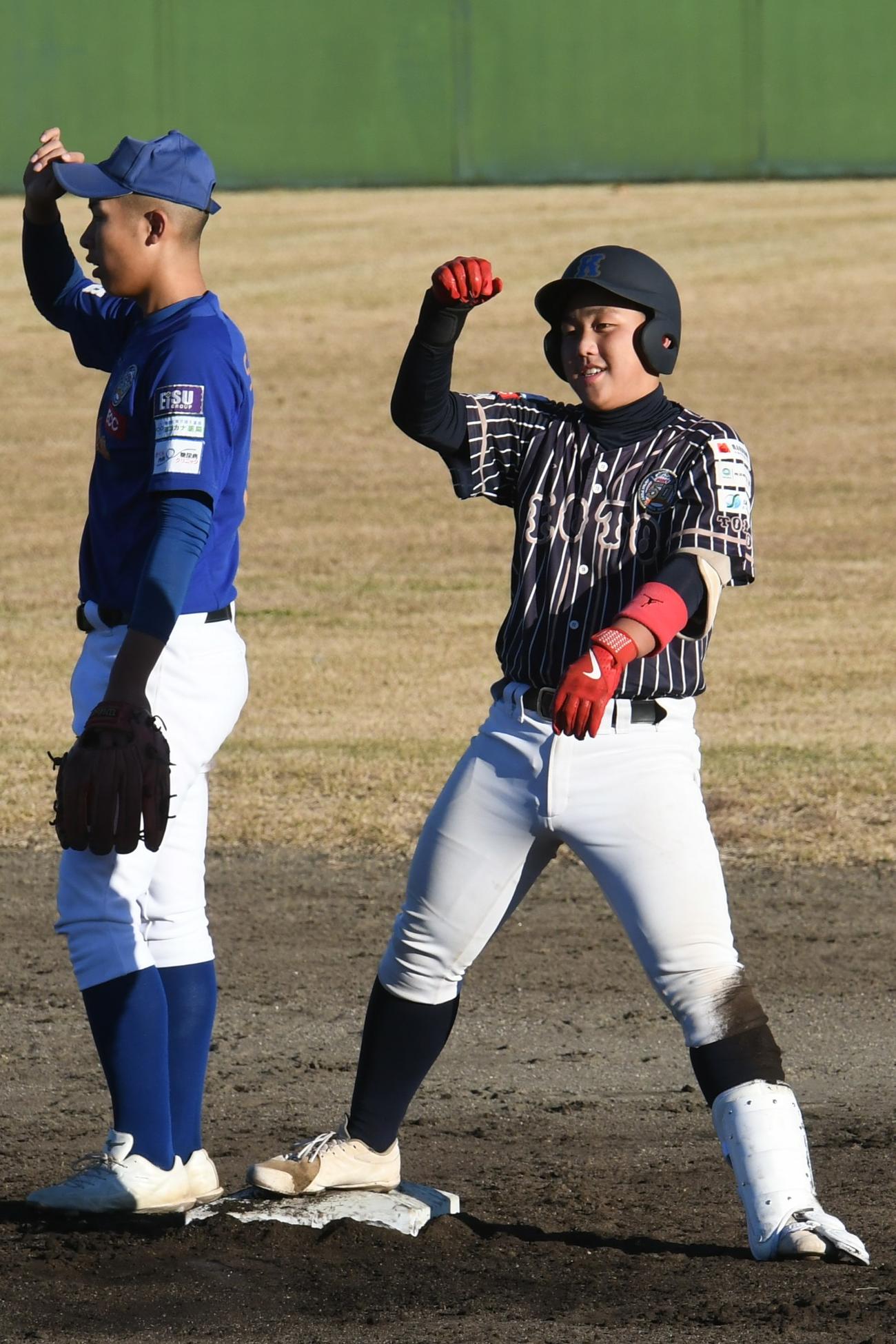 1回戦江東L2回裏、二塁打を放った関根湊はガッツポーズ