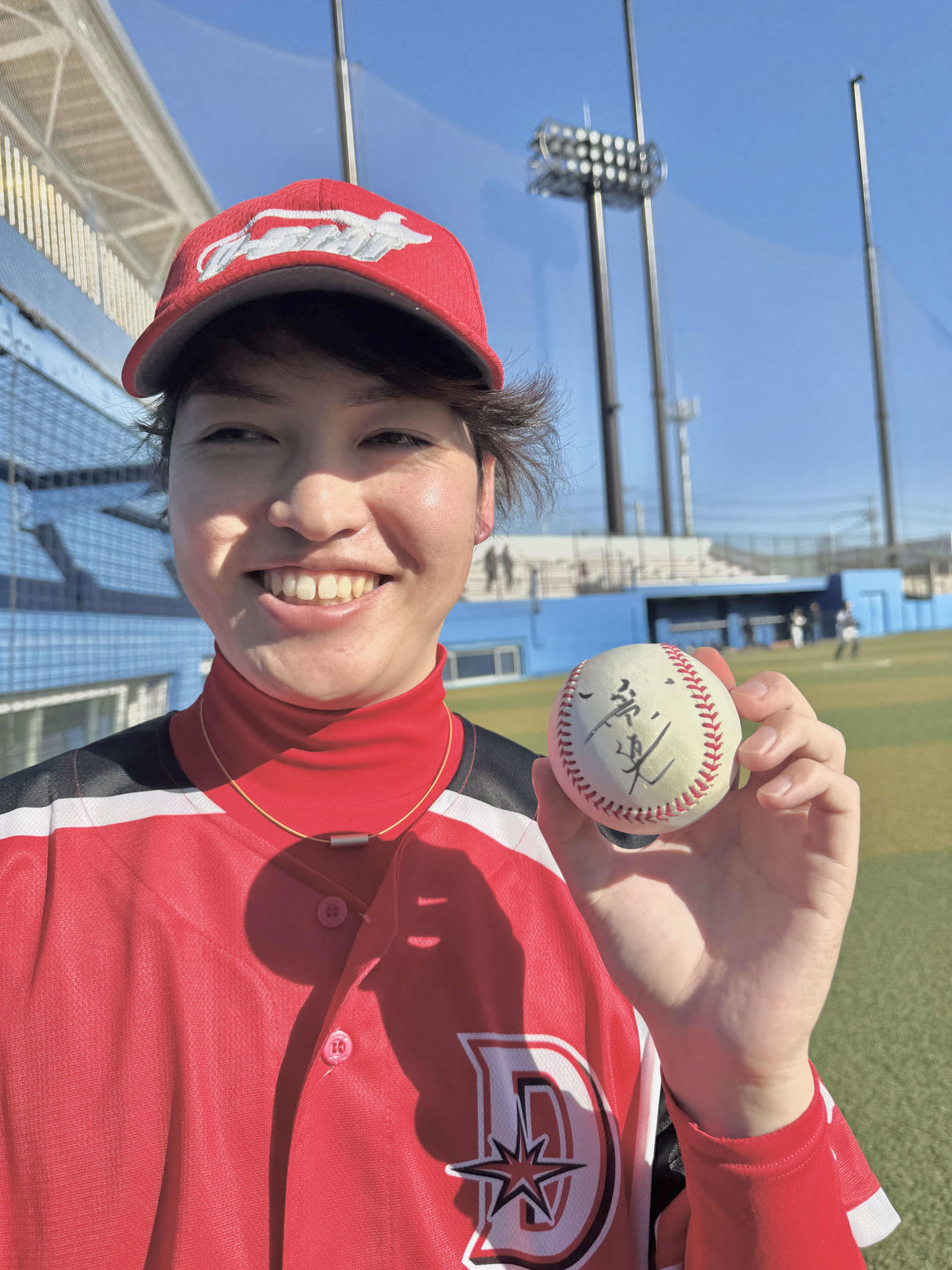 千葉ドリームスターGM小笠原道大さんのサイン入りボールを手に笑顔の土屋来夢さん