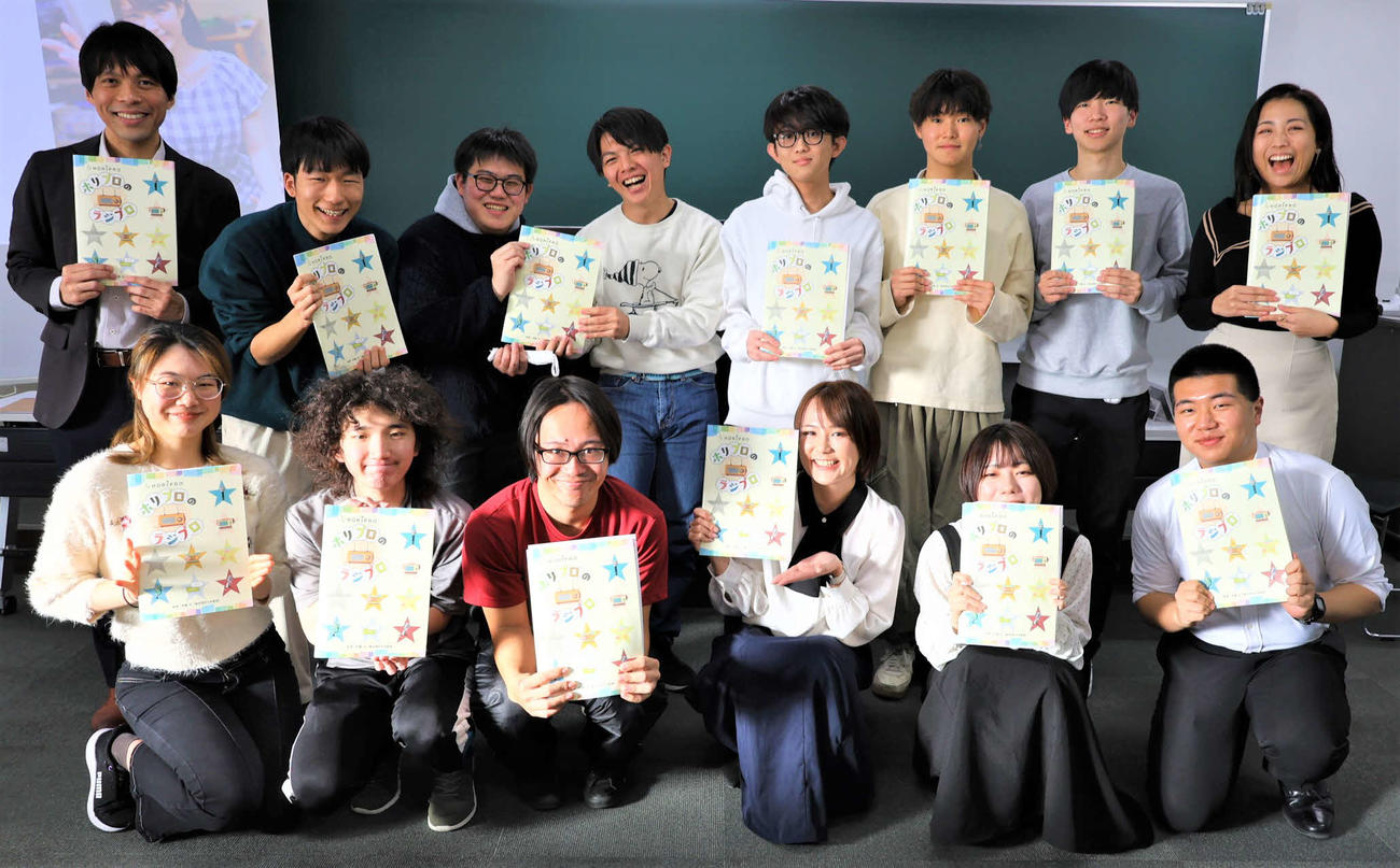 舘谷アナ（前列右から3番目）と東京理科大のみなさん。後列左は井藤教授
