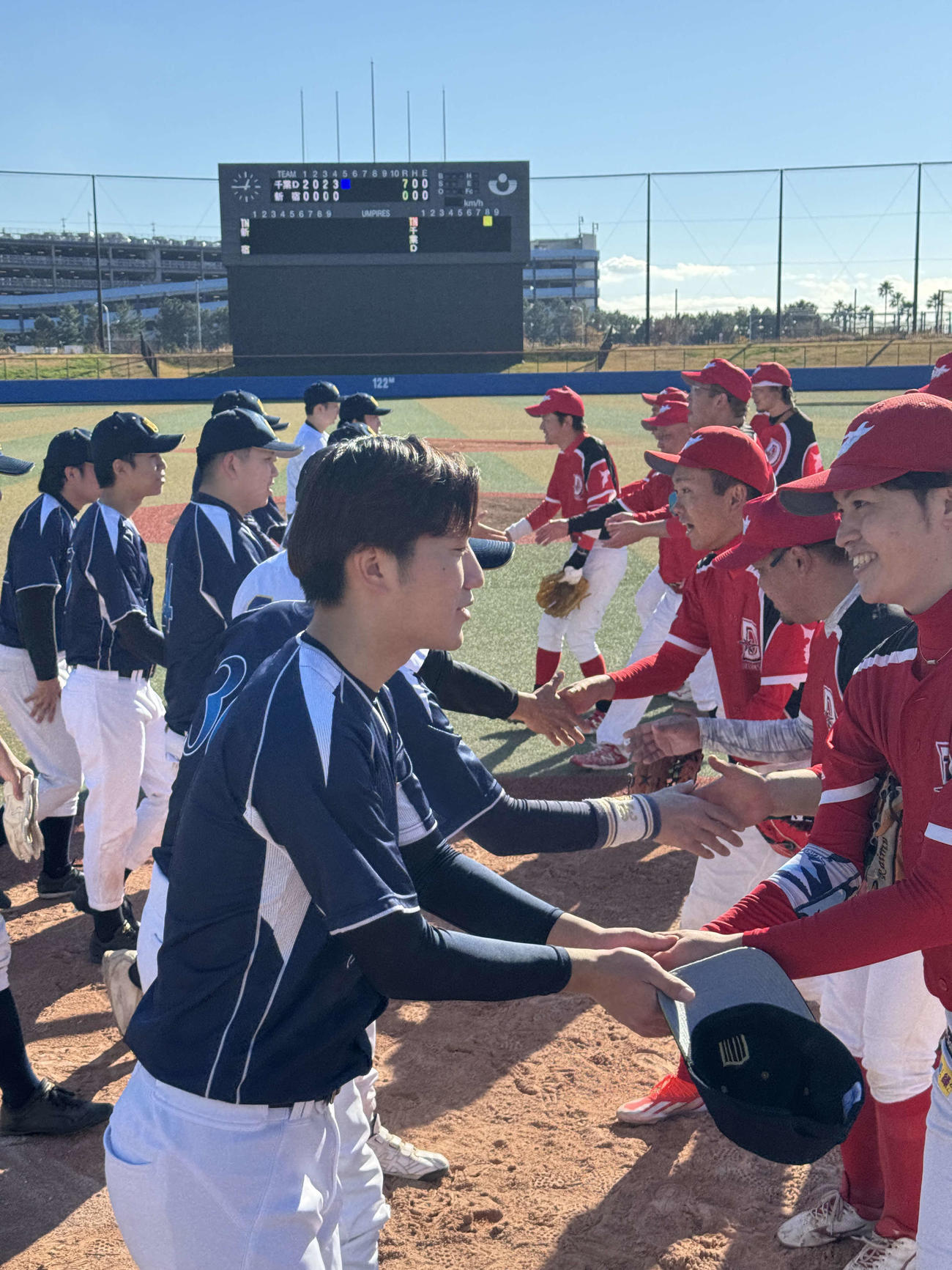 試合終了で握手する新宿調理師専門学校（左）と千葉ドリームスター