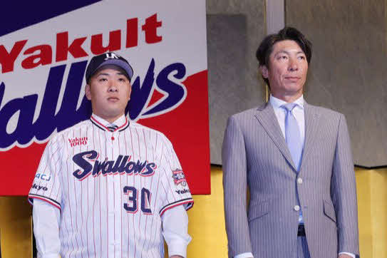 荘司（左）とヤクルト高津監督