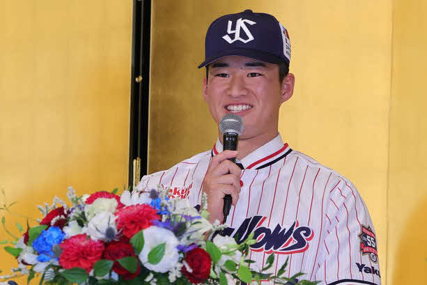 入団会見に出席したヤクルト田中