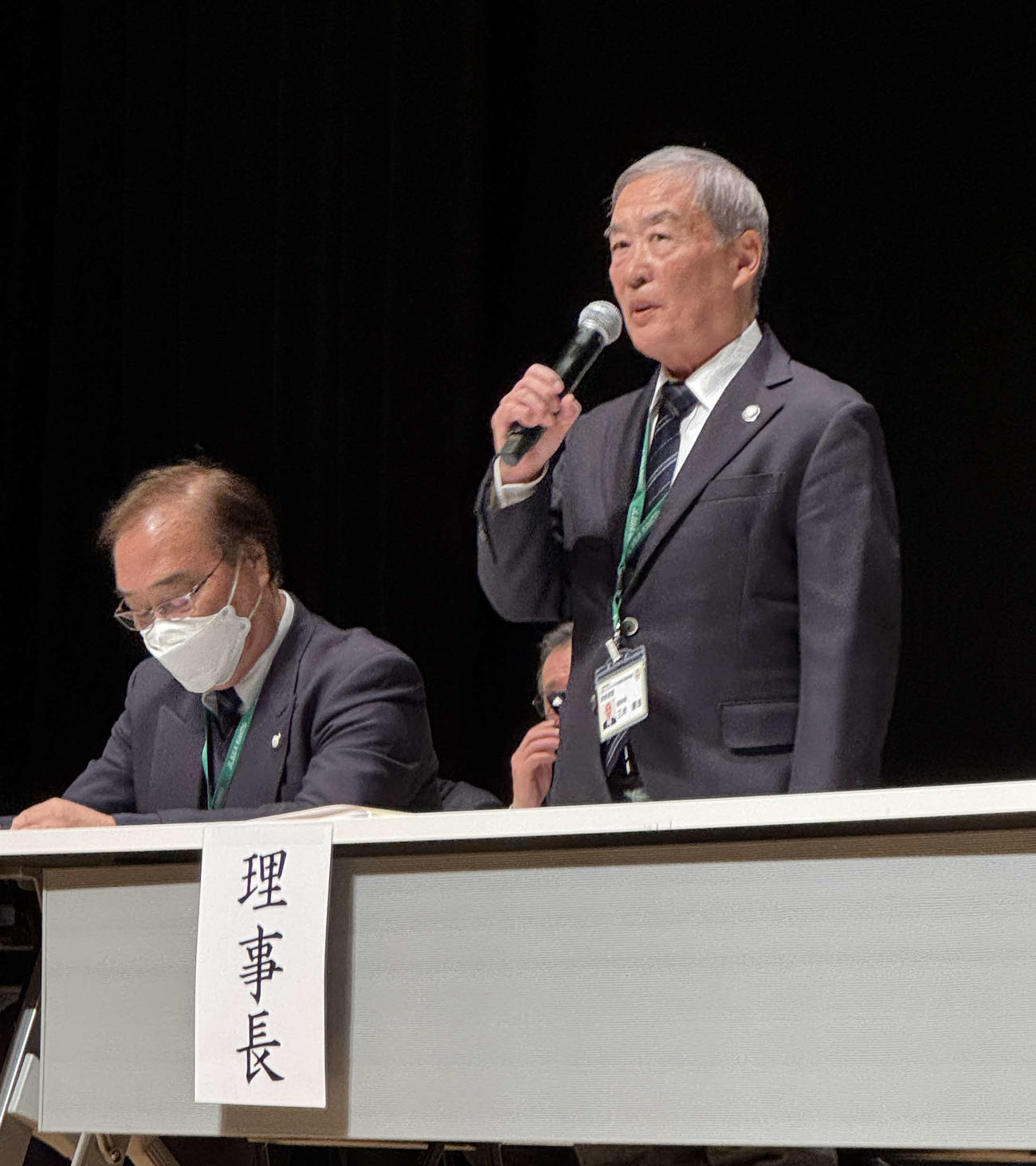 あいさつする三木理事長