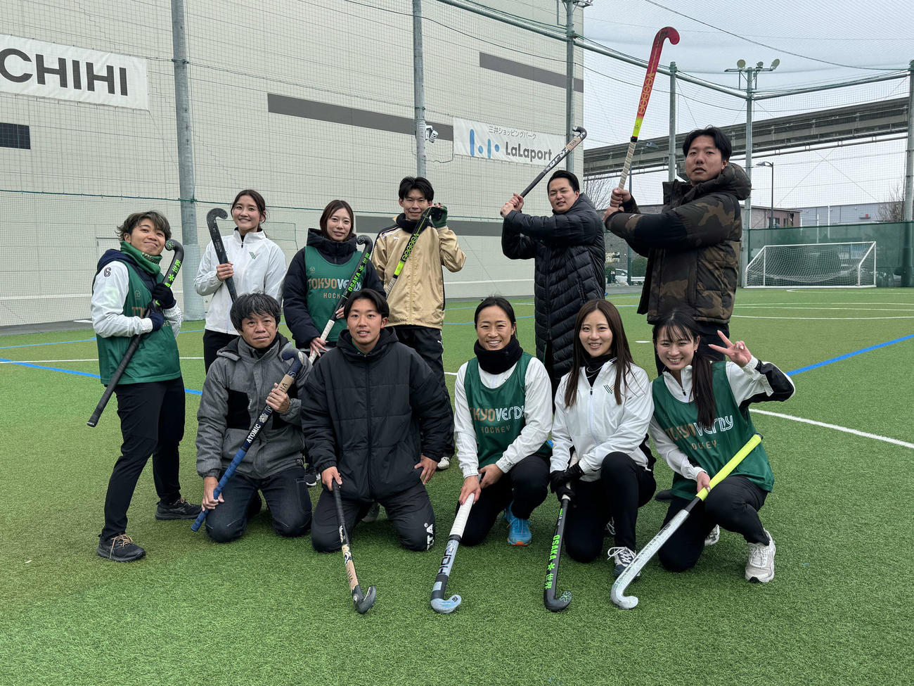 ホッケー体験の参加者と記念撮影する東京ヴェルディホッケーチームのメンバー前列右から3人目が及川栞