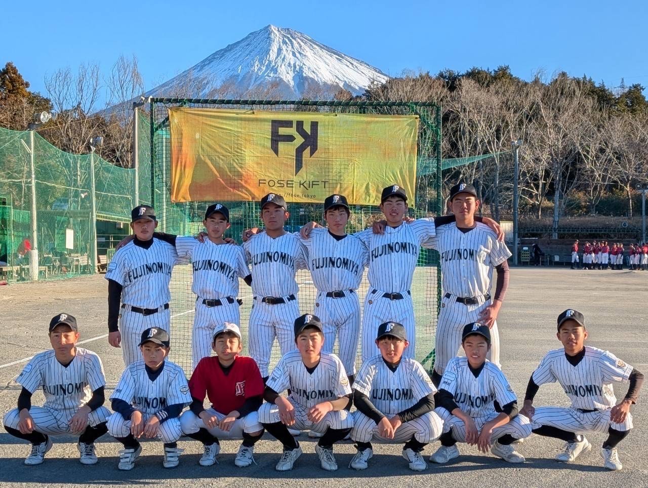 写真は13人だが、ベンチ入り10人で春季関東大会に出場する富士宮