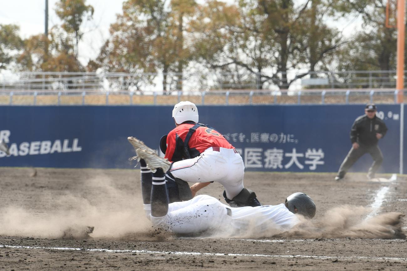 ガッツあふれる瀬谷・平野のスライディング