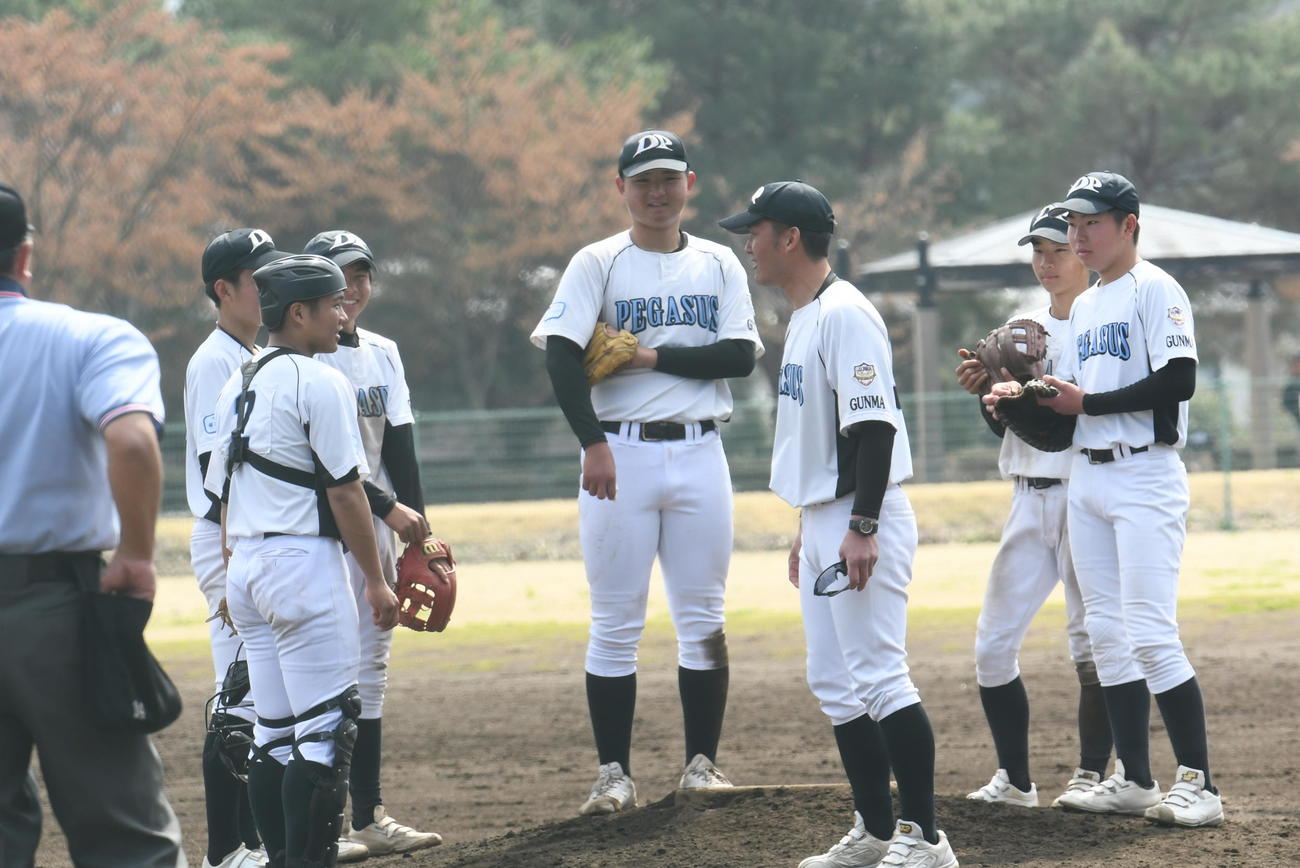 ピンチのマウンドでも群馬DPは川村監督（右から3人目）を中心に笑顔