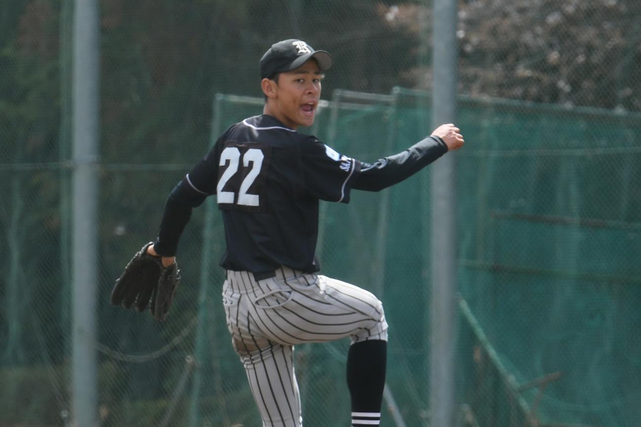 熊谷の成田は投げた勢いで背中を見せながら雄叫び