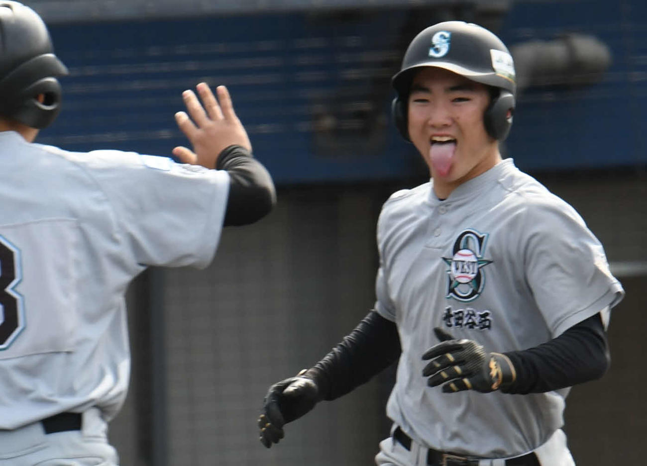 決勝で本塁打を放った世田谷西・元木は長い舌を出し生還。MVPならぬMべーP？