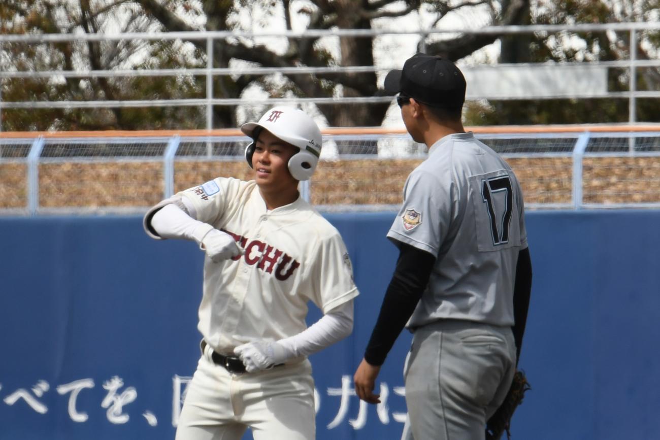 武蔵府中の代打・松原は照れくさそうにガッツポーズ