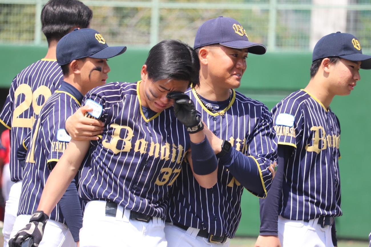 惜敗に涙をこぼす山梨BANDITS・横澤