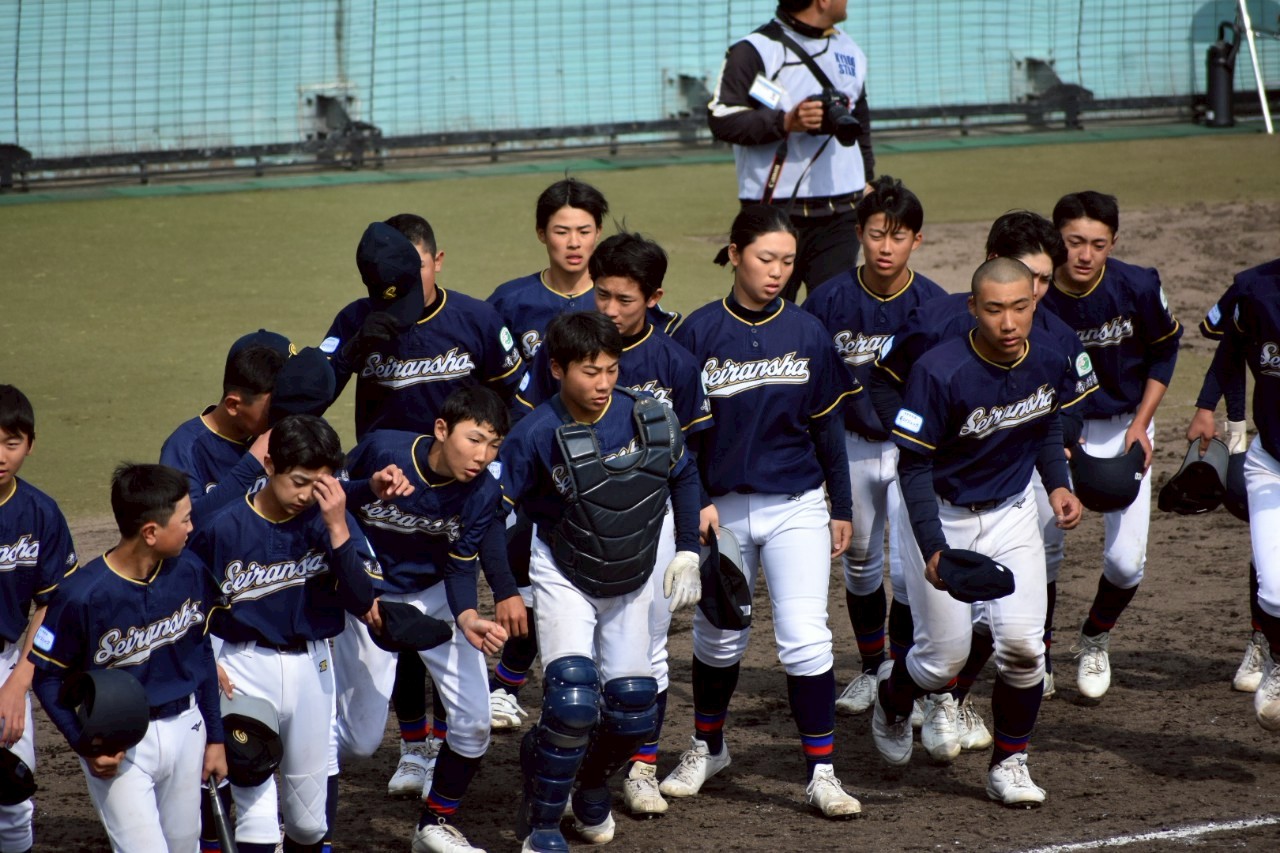 厳しい表情で整列した水戸青藍舎ナイン