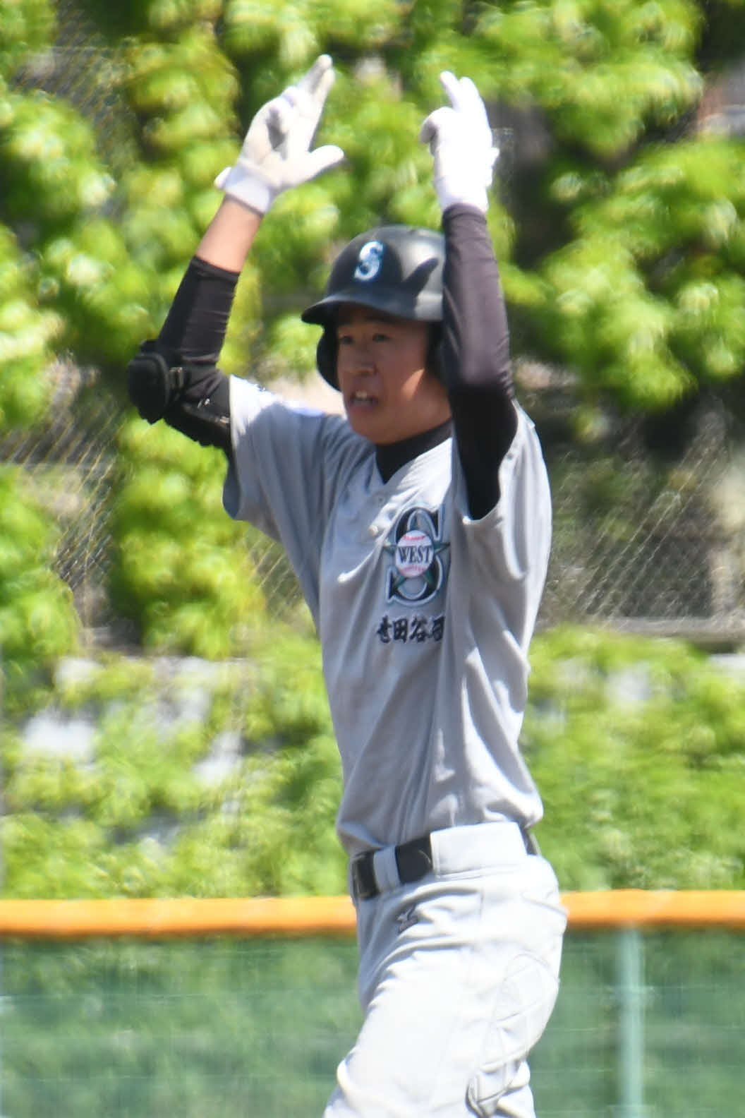 4回表無死満塁、世田谷西の内栫は3点二塁打を放ちベンチを鼓舞した