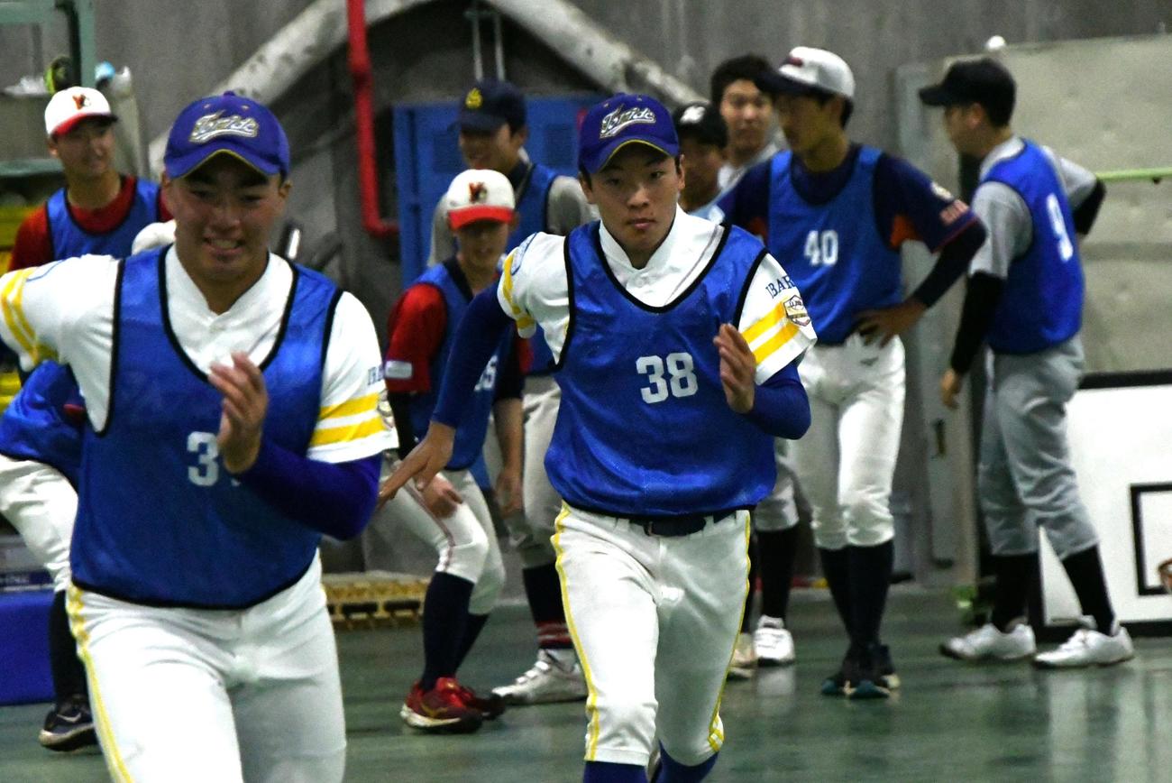 全力疾走する選手たち